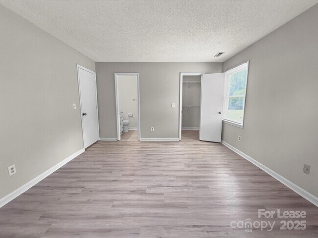 Building Photo - 6131 Meadow Rose Ln