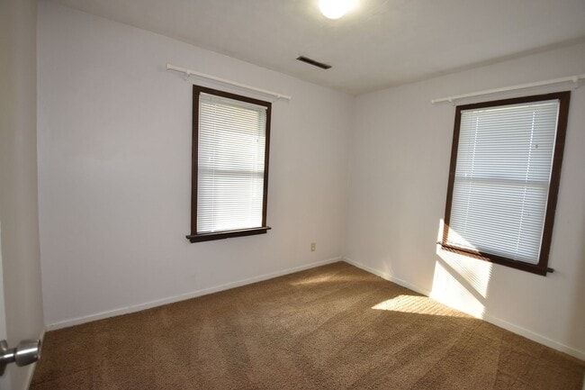 Building Photo - 2-3 bedroom Home in Greenfield with Garage.