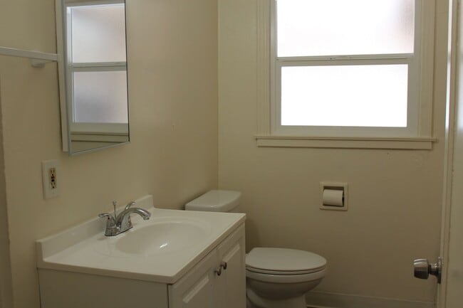 Building Photo - Recently Updated 2 Bedroom Duplex!!!