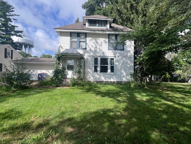 Building Photo - Two Bedroom Duplex - Located just Outside ...