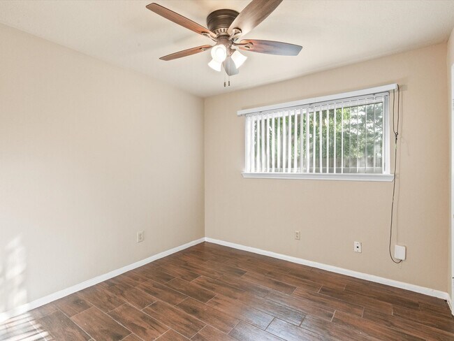 Building Photo - 9811 Charter Ridge Dr
