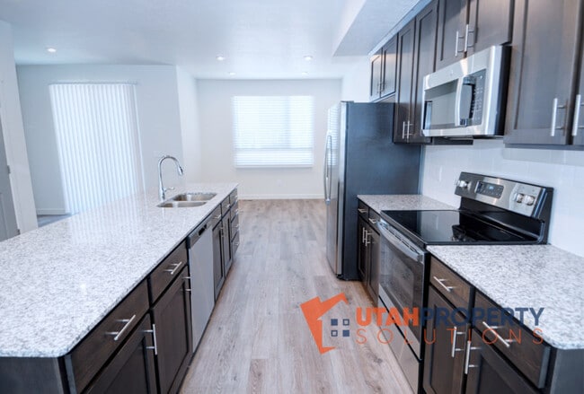 Building Photo - 1026 W 430 S