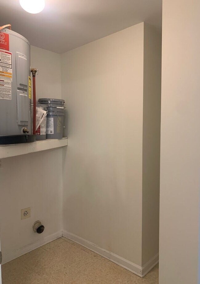 Building Photo - 3 Bedroom 2 Bath House on Victory Gardens Available Now