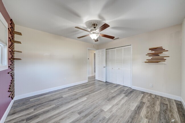 Building Photo - 3105 W 21st Ct