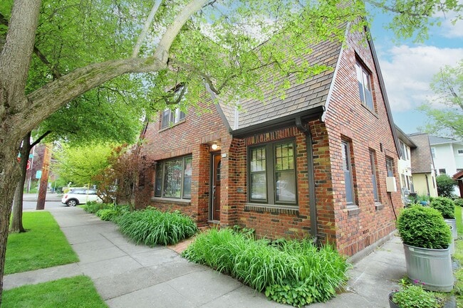 Building Photo - 2904-2914-2914 SE Washington St