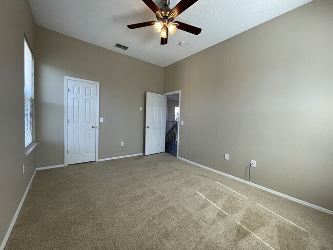Building Photo - Amazing Large 4/2 Pool Home in Orlando