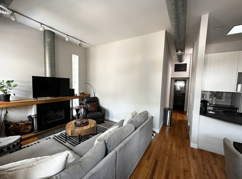 Renovated loft type space - 1906 N Hermitage Ave
