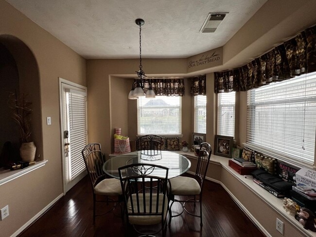 Building Photo - 2714 Lake Villa Dr