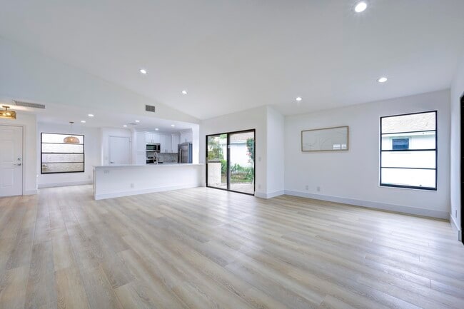 Building Photo - 6890 Touchstone Cir