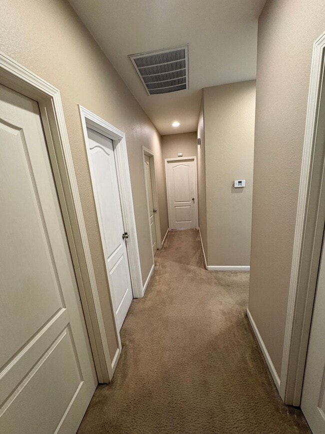 Building Photo - Spacious Tulare Home Available Now!