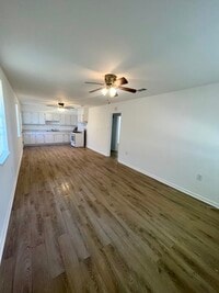 Building Photo - 905 Phlox Ave