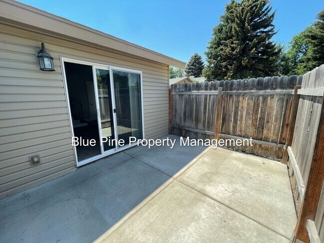 Building Photo - 1201 N Skyline Dr
