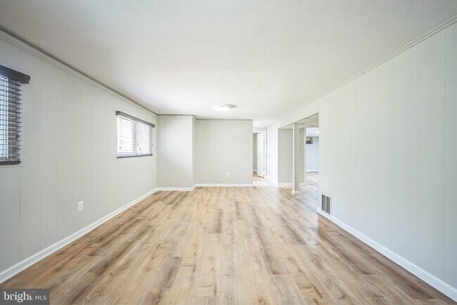 Building Photo - 7826 Glenister Dr