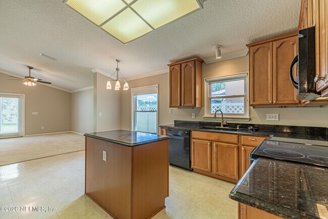 Building Photo - 1136 Hyacinth St