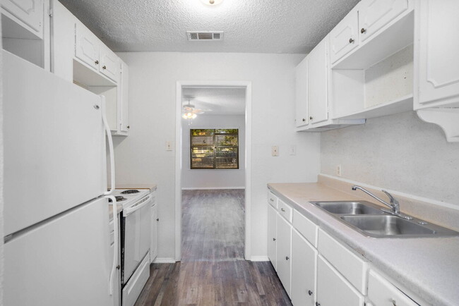 Building Photo - Great Location! 2/1 Duplex Near Downtown Fort Worth