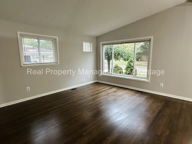 Building Photo - Oak Park Mid-Century Modern Beauty!