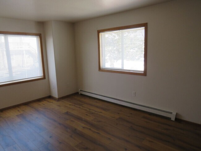 Building Photo - 2 Bedrooms 1 Bathroom 4 Plex - Belgrade