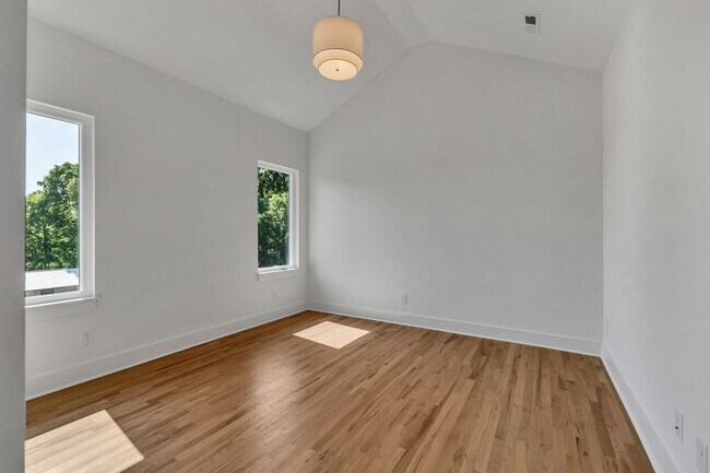 Building Photo - 5917 Robertson Ave