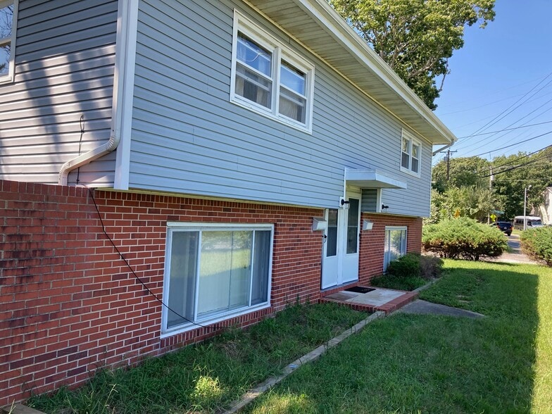 Primary Photo - 3 Seashore Ln