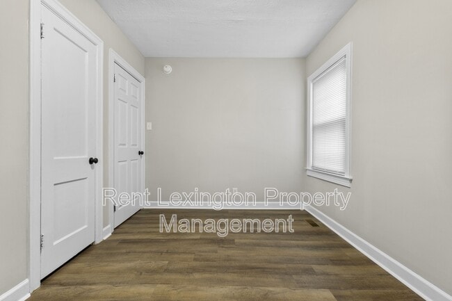 Building Photo - 864 Meadow Ln