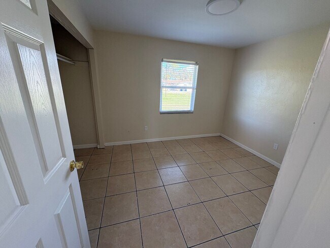 Building Photo - 3 Bedroom - Mango Ave