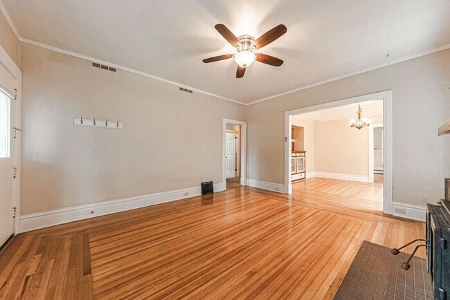 Building Photo - Victorian Home Downtown! 6 - Month Leases ...