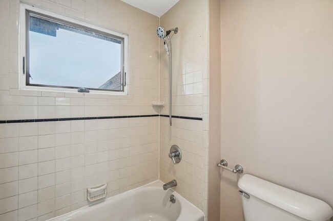 Building Photo - 1819 Brookview Dr
