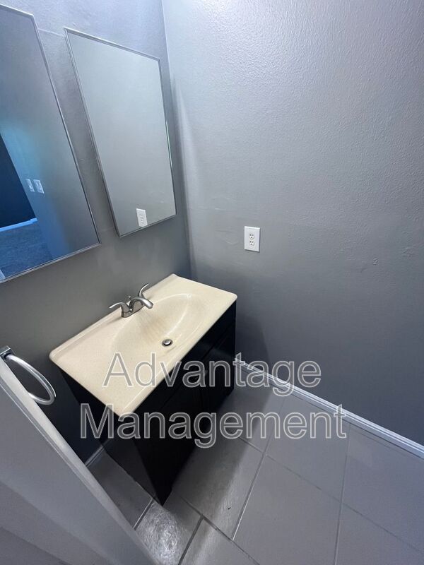 Building Photo - 218 W 205 N