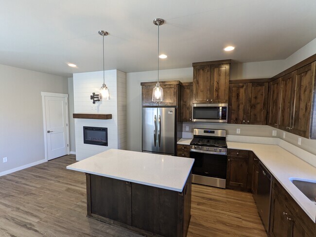 kitchen & living room - 61536 SE Jennifer Ln