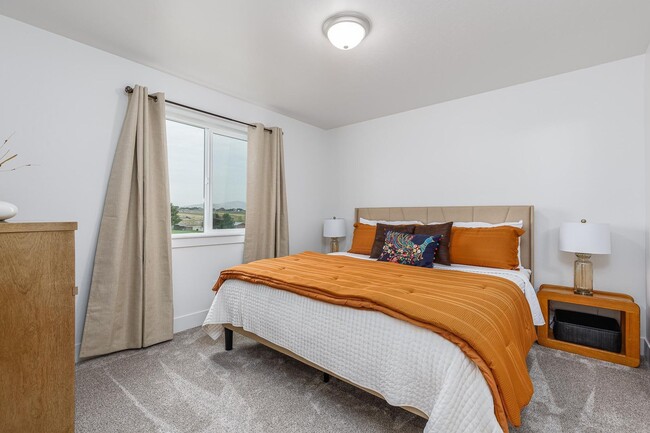 Building Photo - 3 bedrooms, 2.5 Baths w/Amazing Sunset Views!
