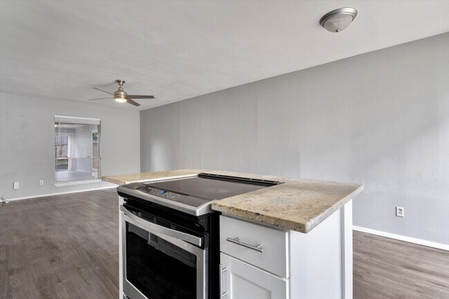 Building Photo - Perfectly Located Townhome in South Austin