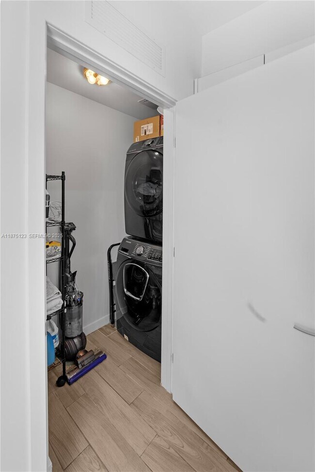 Building Photo - 999 SW 1st Ave