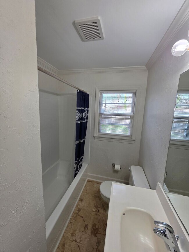 Building Photo - 3 BR House UTILITIES INCL!!!!