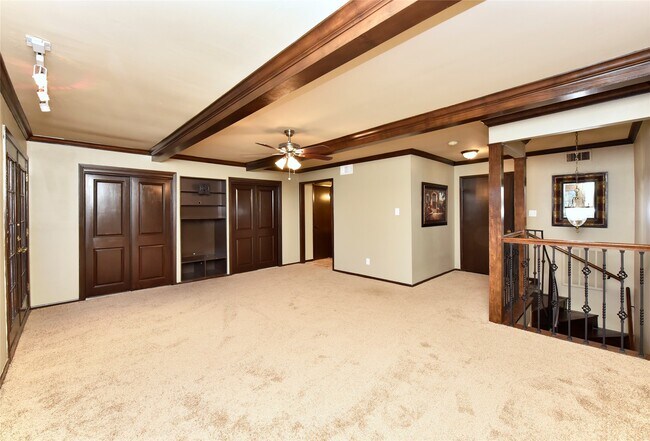 Building Photo - 2802 S Doral Dr