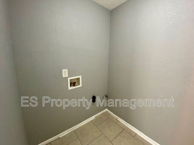Building Photo - 4028 Dogwood Ln