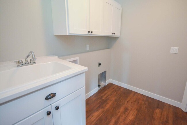Building Photo - Bright & modern main floor living in newer home!
