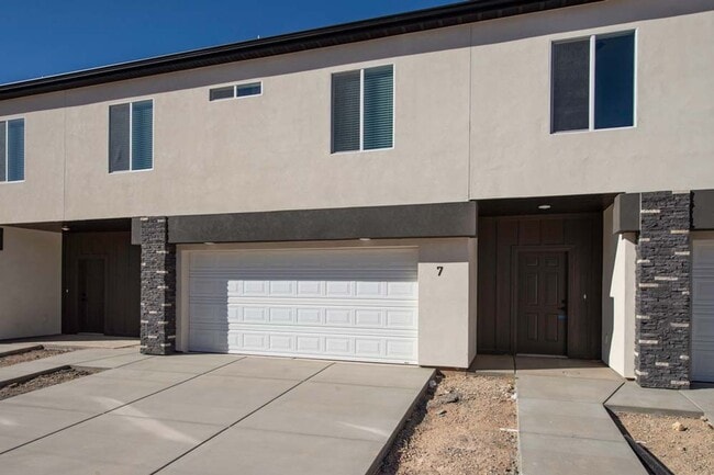 Building Photo - Beautiful Townhome in Cross Hollow Hills! ...