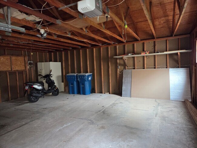 Building Photo - 6015 Aspen Rd