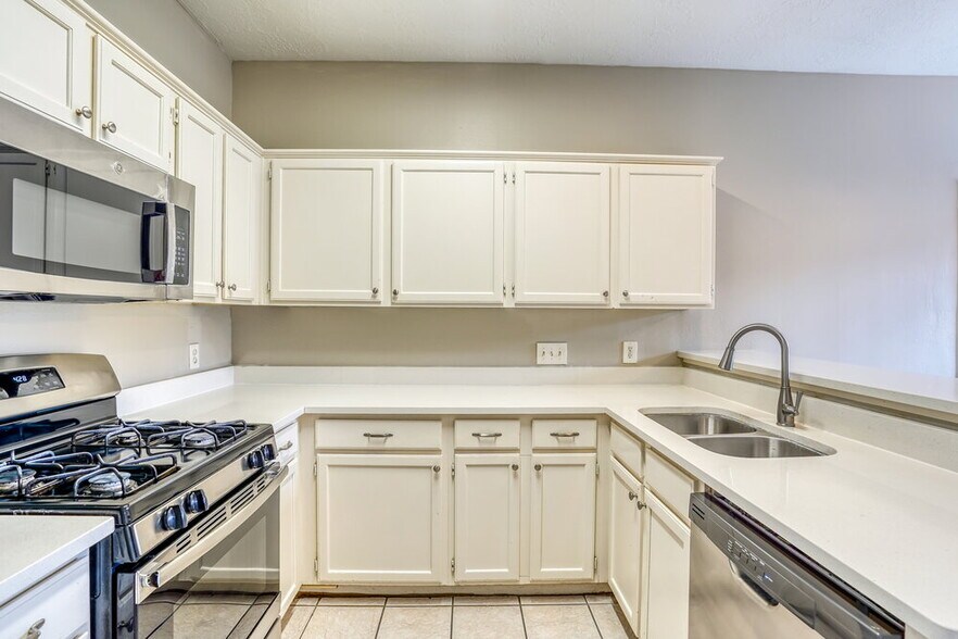 Building Photo - 6615 Bluebottle Ln