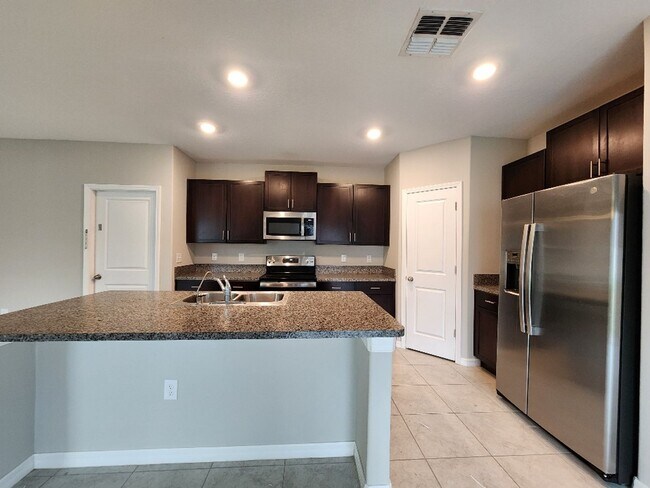 Building Photo - Gorgeous 4-Bedroom, 2.5-Bathroom Home in Riverview