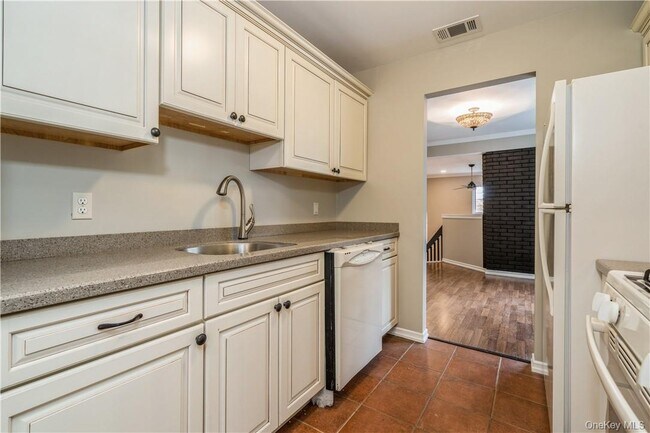 Building Photo - 27 The Knolls