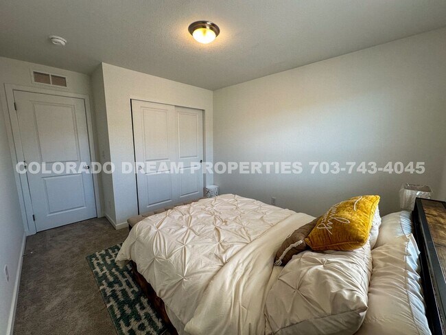 Building Photo - Luxurious fully-furnished home in Dove Vil...