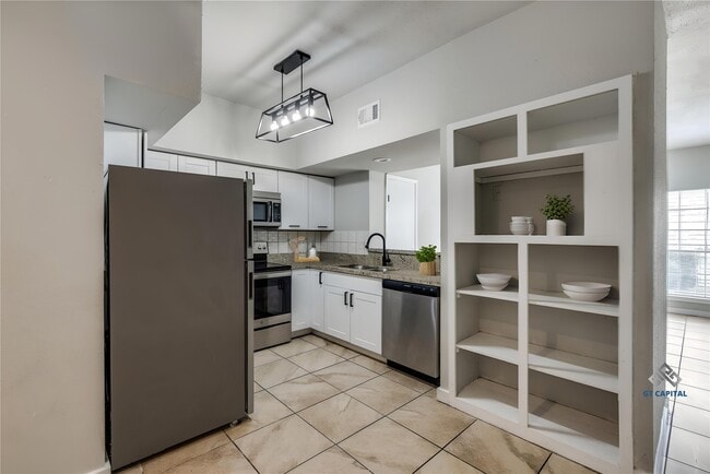 Building Photo - 8725 Victorian Village Dr