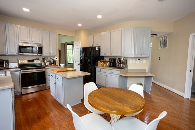 Building Photo - Rare Opportunity in Potomac Crossing!