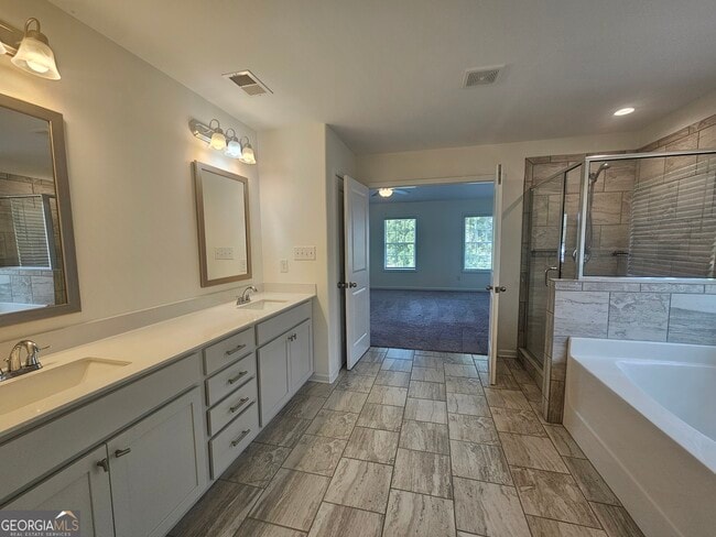 Building Photo - 16 Saint Georges Pl