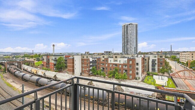 Building Photo - $2,820.95- 2 bed, 1 bath Condo in the heart of Denver with In Unit Laundry!