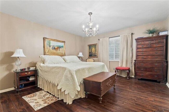 Building Photo - 4040 Summit Dr