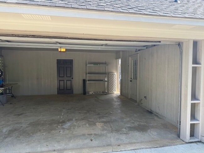 Building Photo - Beautiful 4 Bed 2.5 Bath Available Now!