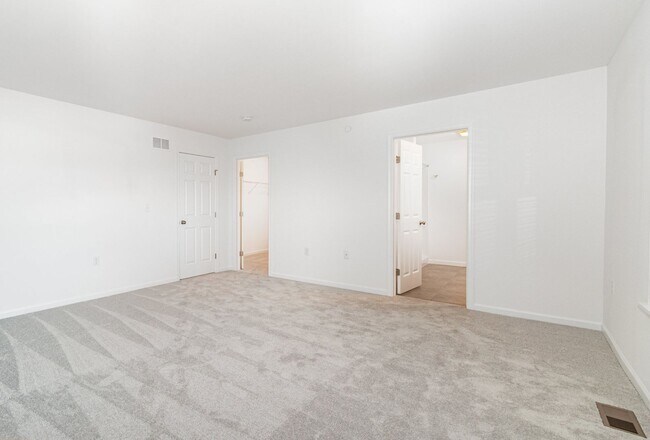 Building Photo - 7870 Briarwood Dr