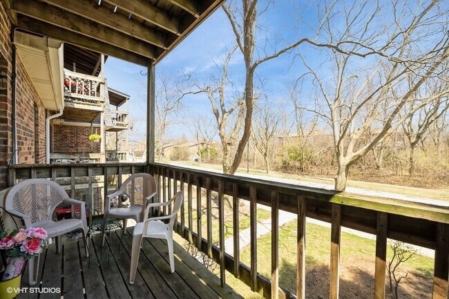 Building Photo - 260 E Court of Shorewood